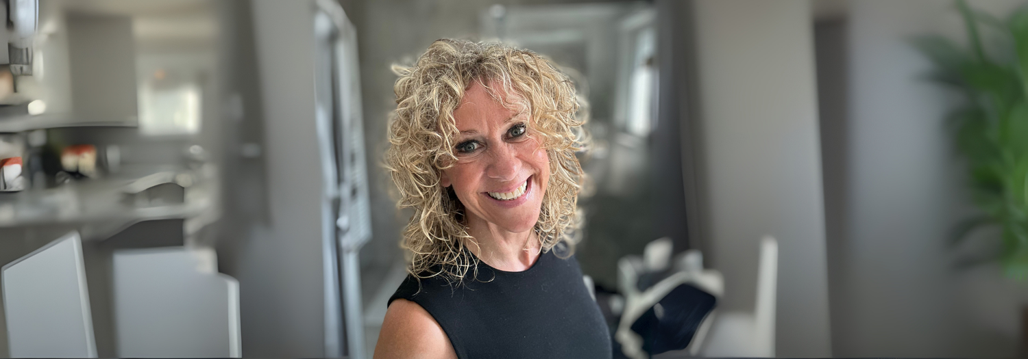 Wie man Spliss in lockigem Haar vermeidet und behandelt