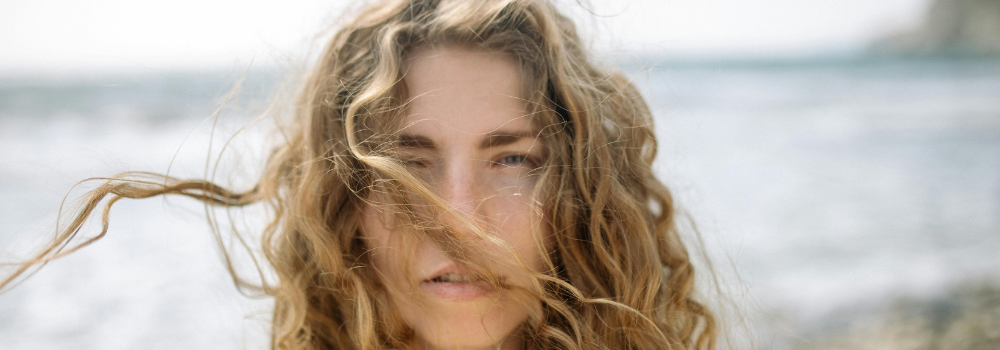 Protein oder Feuchtigkeit? Wie man das Gleichgewicht in lockigem Haar findet